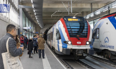 des voyageurs attendent en gare le nouveau Léman Express