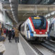 des voyageurs attendent en gare le nouveau Léman Express