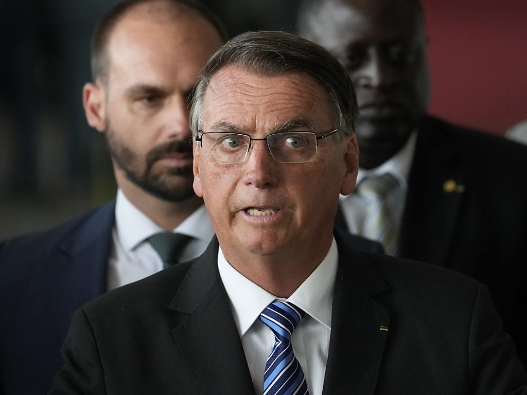 Bolsonaro reclus à cause d'une infection à la jambe | LFM la radio