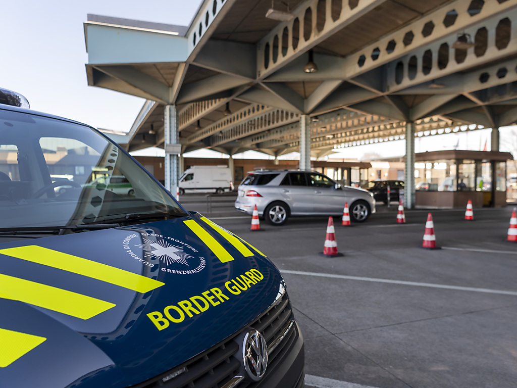 Une auto pincée à la douane avec 23 occupants à son bord | LFM la radio