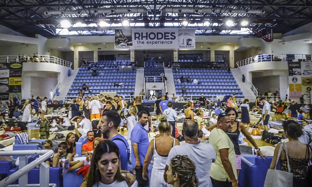 Trois voyagistes suisses rapatrient les évacués de Rhodes Trois voyagistes suisses rapatrient les évacués de Rhodes