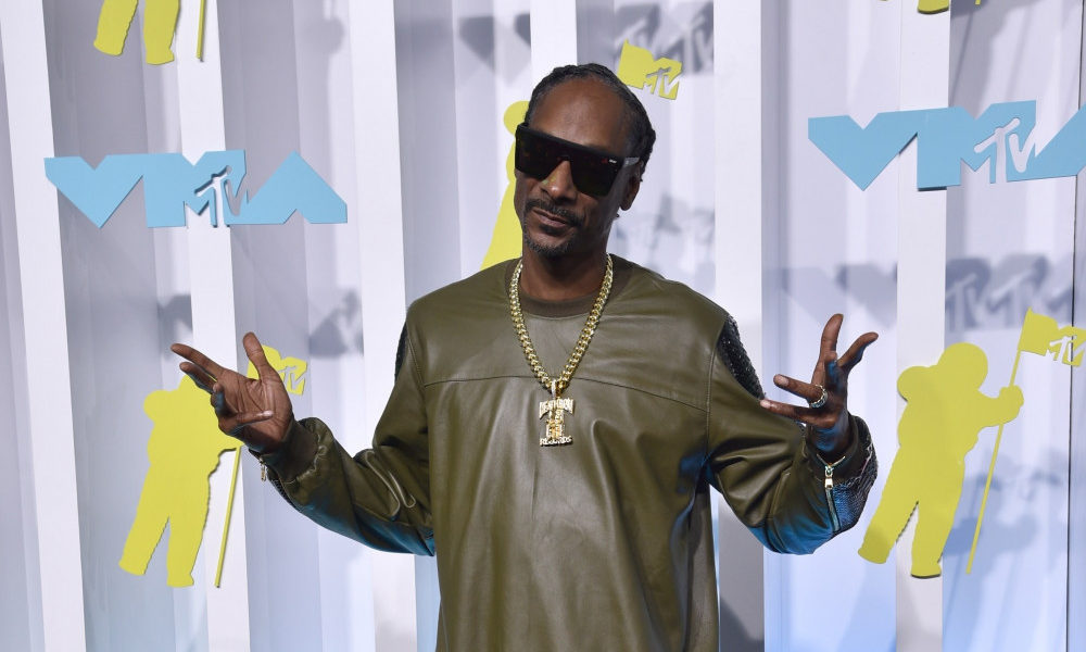 Snoop Dogg prefers to record in a “dark space”