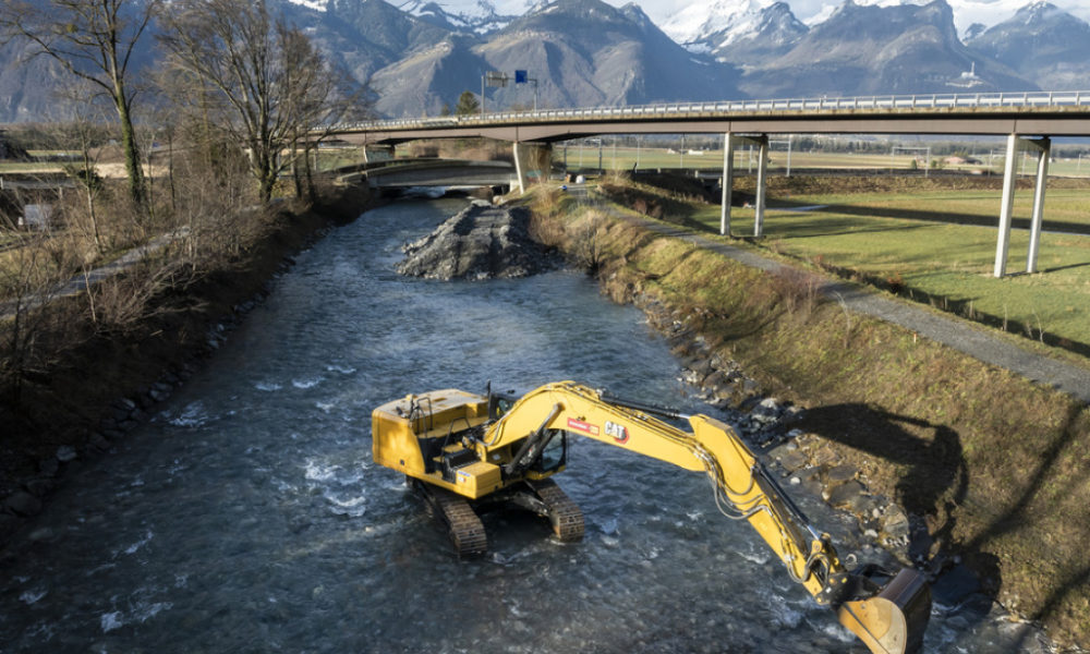 Holcim cure le lit de la Grande-Eau suite aux pluies de fin d'année Holcim cure le lit de la Grande-Eau suite aux pluies de fin d'année