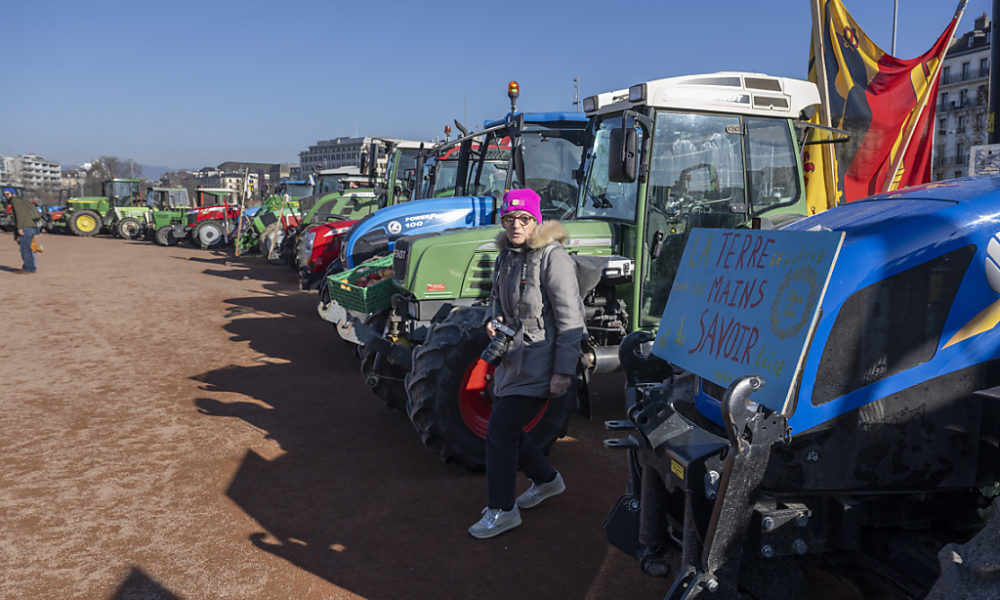 Des paysans révoltés en cortège avec leurs tracteurs à Genève Des paysans révoltés en cortège avec leurs tracteurs à Genève