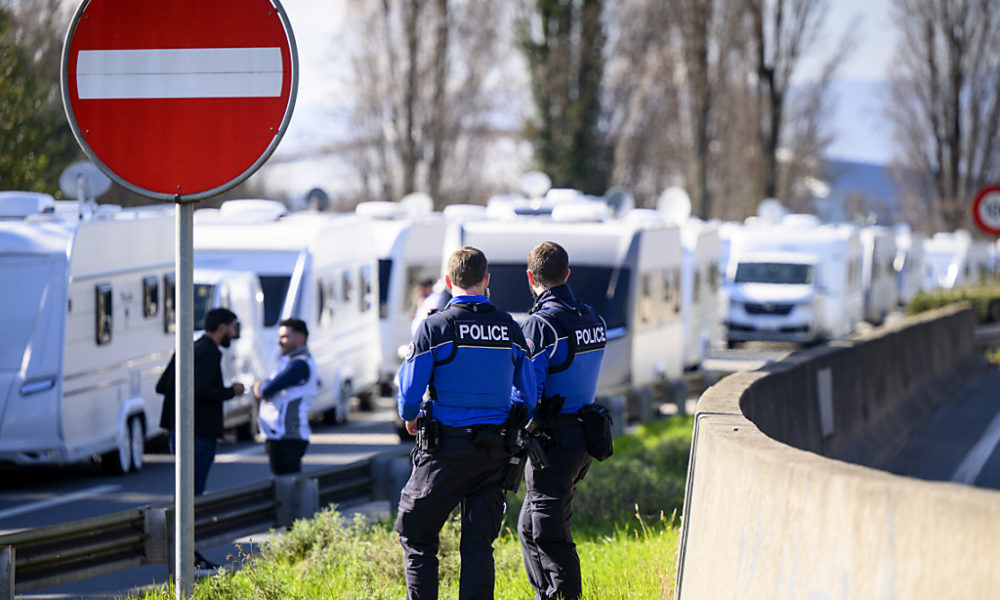 Plusieurs dizaines de caravanes bloquées par la police à Lausanne Plusieurs dizaines de caravanes bloquées par la police à Lausanne