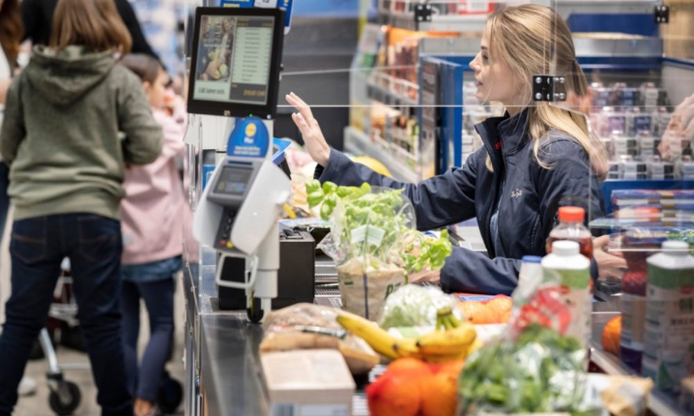 Les prix à la consommation baissent sur un an en février Les prix à la consommation baissent sur un an en février