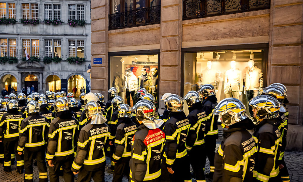 Lausanne: les pompiers professionnels manifestent Lausanne: les pompiers professionnels manifestent