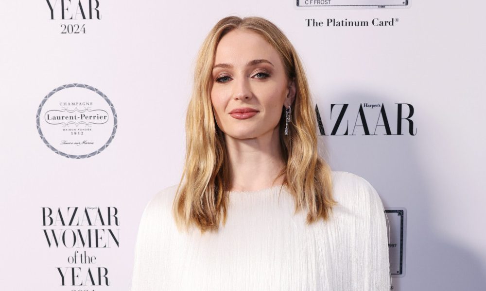 Sophie Turner admet qu’avoir des enfants à un jeune âge a ralenti sa carrière