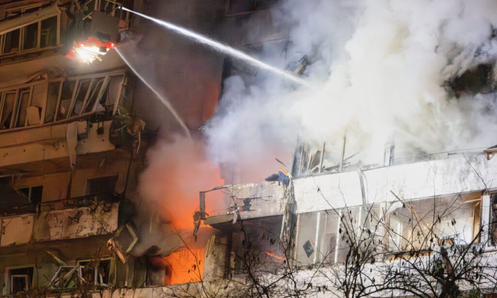 Nouvelle nuit d'attaques aériennes massives en Ukraine et en Russie