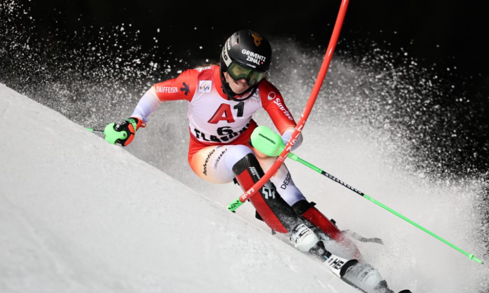 Slalom de Flachau: Rast et Holdener en embuscade, Shiffrin mène