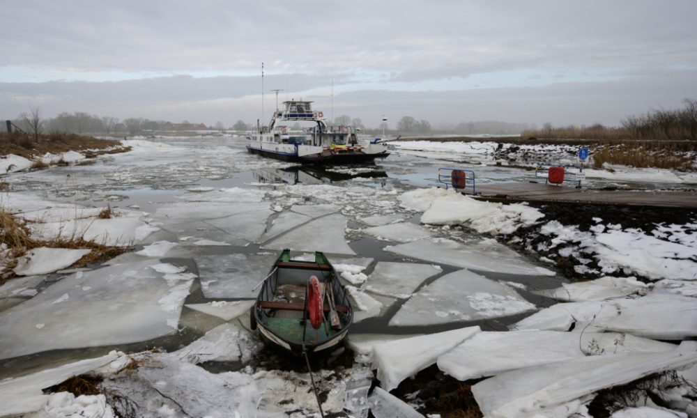 Blocs de glace géants sur l'Elbe