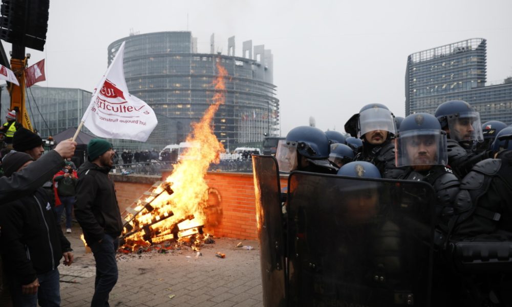 Des milliers d'agriculteurs européens en colère à Strasbourg